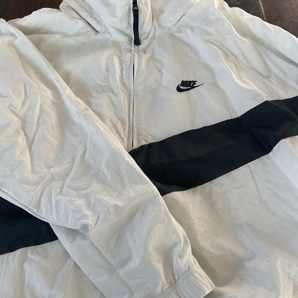 Nike Men's Light Gray and Black Windbreaker